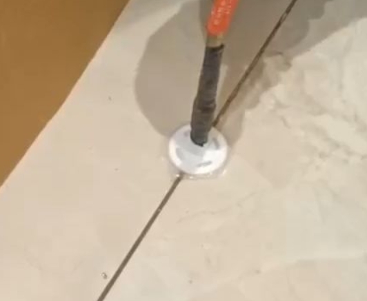 繁昌瓷砖空鼓维修公司专业解答瓷砖在铺贴过程中，如果没有涂抹均匀到位的粘结材料（如水泥砂浆或瓷砖胶），可能会导致以下问题
